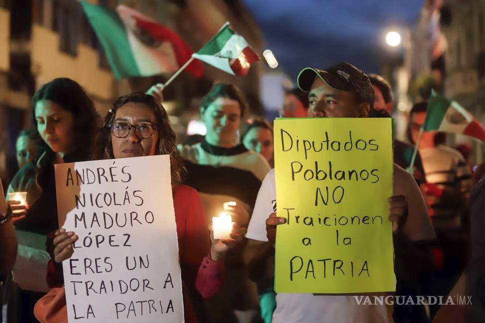 $!Personas se manifiestan a las afuera de las instalaciones del Congreso del Estado en la ciudad de Puebla (México).