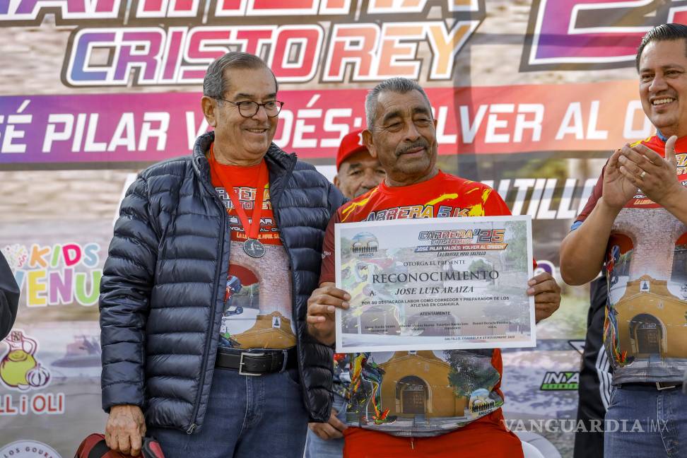 $!Se otorgó un reconocimiento a José Luis “Gato” Araiza por su trayectoria y compromiso con la comunidad deportiva de Saltillo.