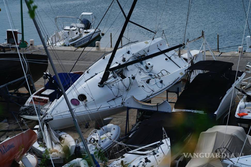 $!Un bote volcado tras la devastación que dejó el paso del huracán Otis, en Acapulco, México, el viernes 10 de noviembre de 2023.
