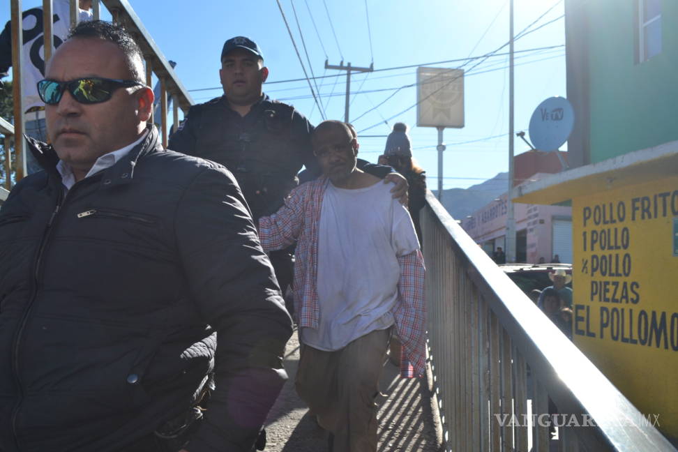 $!En 10 minutos policías de Saltillo evitan que hombre se arroje de puente; ciudadanos también se unieron para salvarlo