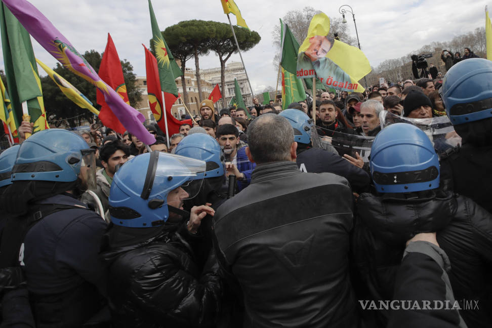 $!Protestas y enfrentamientos por el encuentro de Erdogan y el Papa Francisco en Roma