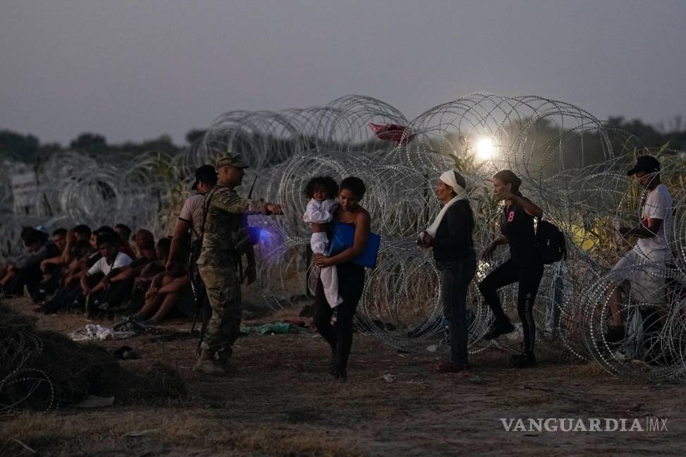 $!Los migrantes que cruzaron a EU desde México están haciendo fila para ser procesados por la Oficina de Aduanas y Protección Fronteriza en Eagle Pass, Texas.