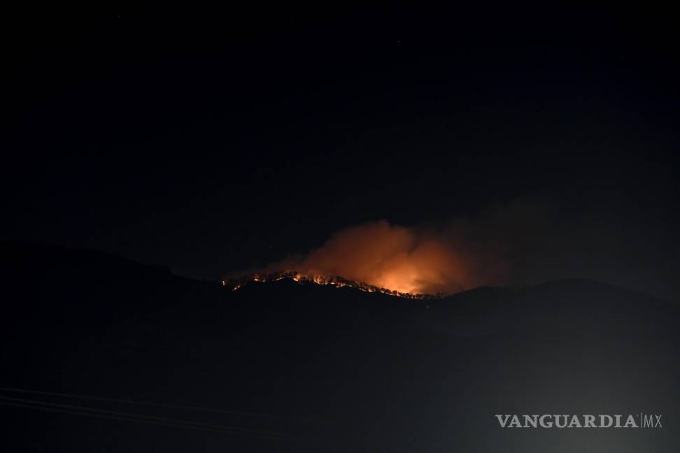 $!Saltillo, Coahuila 13 de mayo del 2022. Incendio Forestal en las sierras del ejido Cuahtemoc, que colinda con el lado sur del cañón de San Lorenzo.