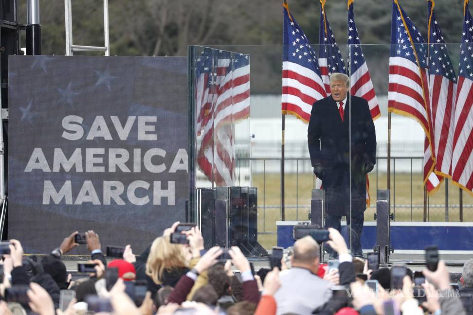 $!El entonces presidente de los Estados Unidos, Donald J. Trump da un discursos a sus simpatizantes cerca del Capitolio. EFE/Shawn Thew