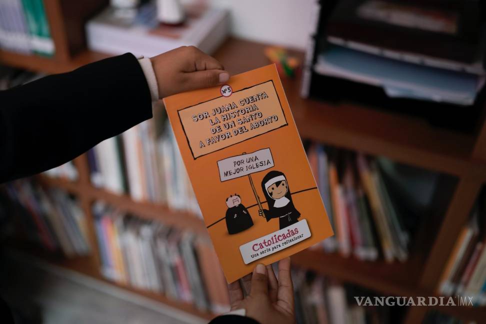 $!Una activista muestra un folleto a favor del aborto, en la sede de Católicas Por el Derecho a Decidir, en Ciudad de México.