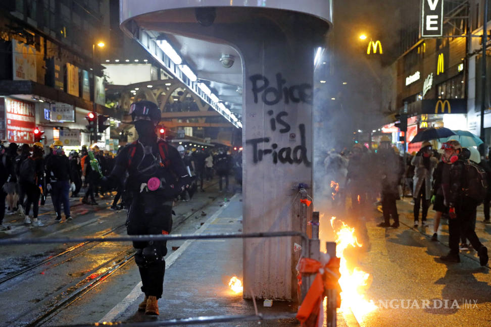 $!Lanzan bombas de gasolina a sede del Gobierno en Hong Kong durante manifestaciones