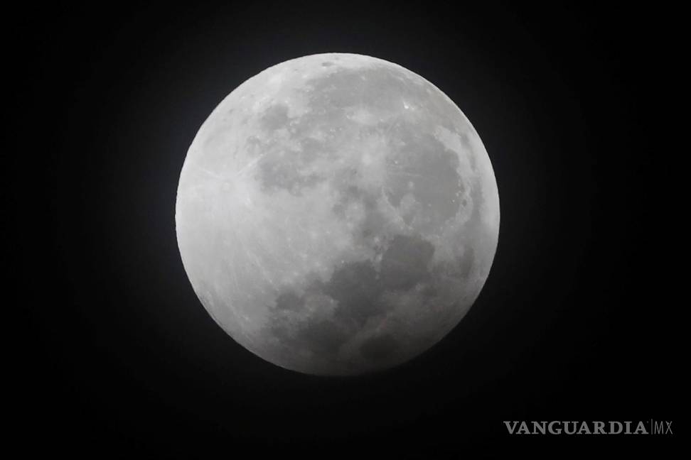 $!Fotografía de la luna previo a su eclipse, en la madrugada de hoy desde Ciudad de Guatemala (Guatemala). EFE/Esteban Biba