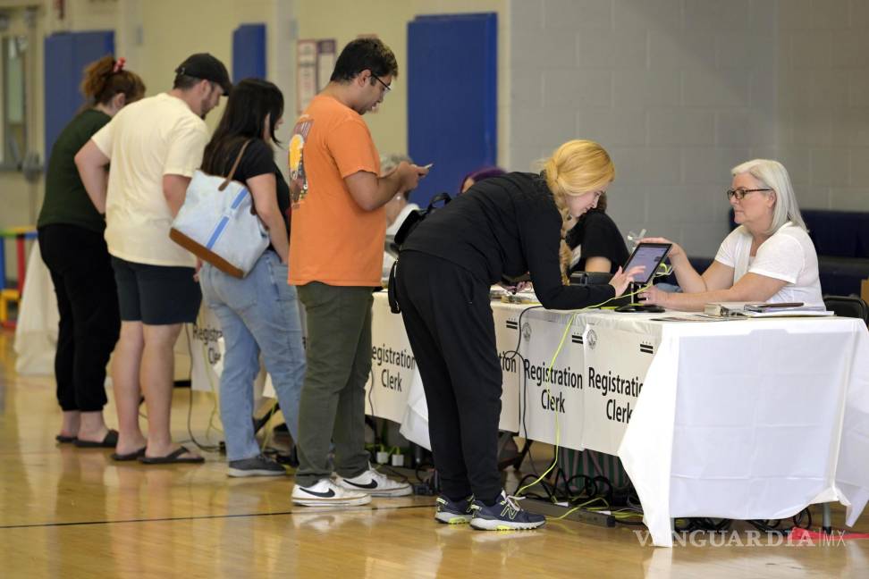 $!Personas votan anticipadamente en el Centro Comunitario Columbia Heights en Wahington.