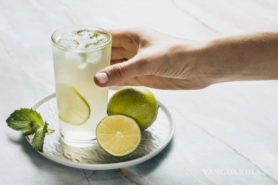 $!El agua de limón es una bebida clásica y refrescante que ayuda a hidratar el cuerpo y a eliminar toxinas.