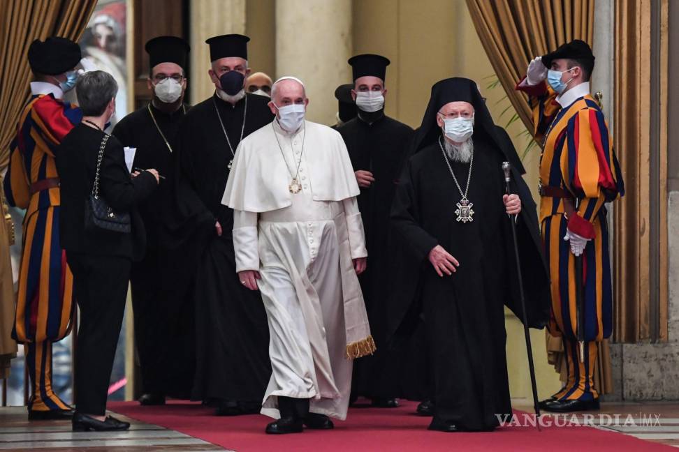 $!El Papa Francisco (c) y Bartolomé I (d), Patriarca Ecuménico de Constantinopla de la Iglesia Ortodoxa Oriental, llegan para asistir al encuentro ‘Fe y ciencia: hacia la COP26’ en el Salón de las Bendiciones, en la Ciudad del Vaticano. EFE/EPA/Alessandro Di Meo