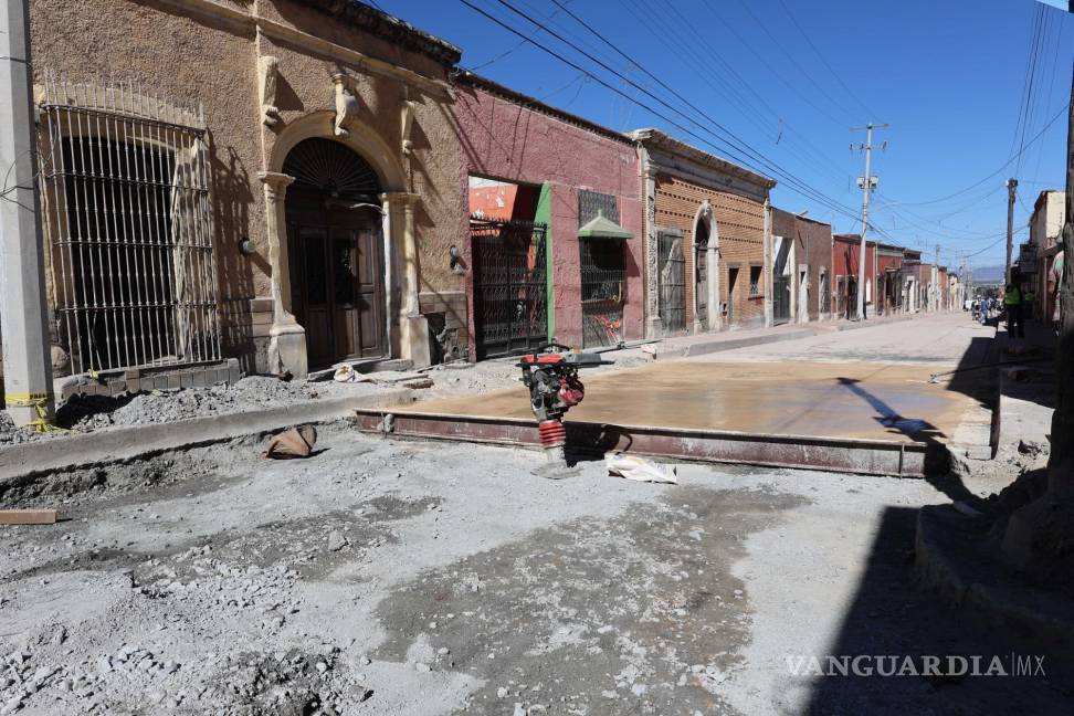 $!Durante un recorrido por la zona, aún se observan algunos tramos sin vaciar en las banquetas, especialmente cerca de la Casa del Pensionado.