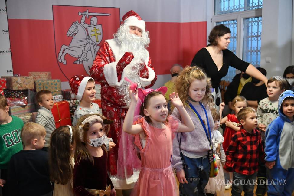 $!Niños bielorrusos asisten a la reunión de Navidad para ciudadanos bielorrusos que viven en Polonia en la Casa Bielorrusa en Varsovia, Polonia. EFE/EPA/Piotr Nowak