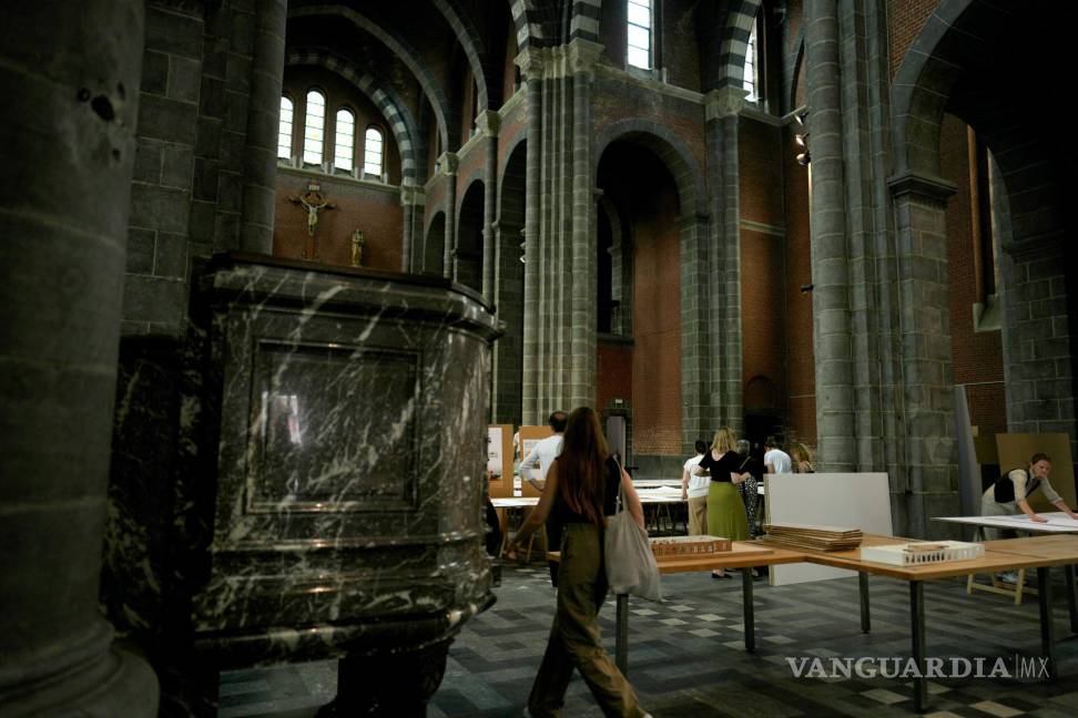 $!Una mujer camina junto a una instalación de arte que se está instalando en la iglesia del Sagrado Corazón en Mechelen, Bélgica.