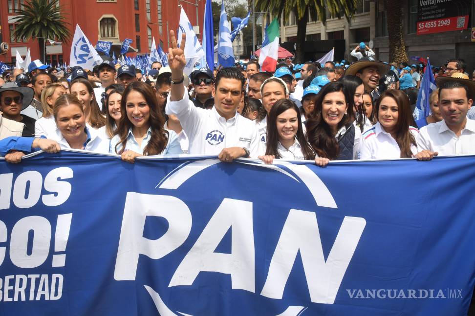 $!La militancia albiazul marchó hacia el Ángel de la Independencia como parte de este relanzamiento del partido.