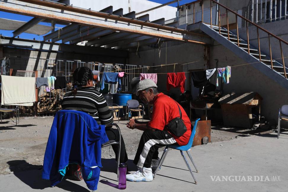 $!Migrantes permanecen varados en un albergue en espera de resolver su situación migratoria en Ciudad Juárez, Chihuahua (México).