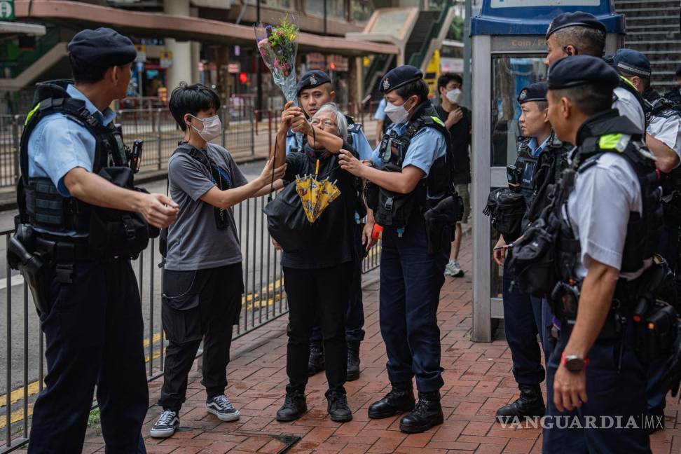 $!Alexandra Wong (C), una activista conocida como Grandma Wong, es detenida por agentes de policía en Causeway Bay, cerca de Victoria Park en Hong Kong, China.