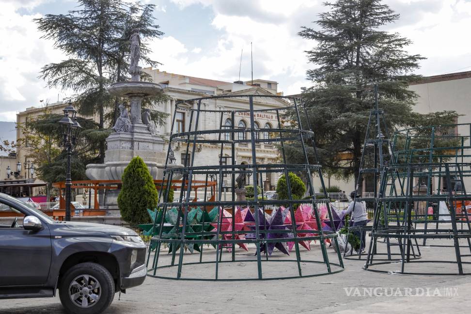 $!Los trabajadores instalan las luces y adornos del Pino Monumental en la Plaza de Armas de Saltillo, previo al arranque de Villa Magia.