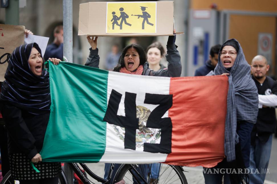 Con 43 zapatos, recuerdan en Alemania a los normalistas de Ayotzinapa