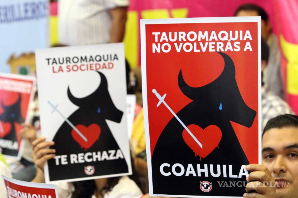 $!Se manifiestan contra la tauromaquia en el Congreso de Coahuila; hay opiniones encontradas