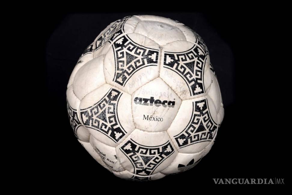 $!El balón con que Diego Maradona anotó en el Mundial de México en 1986, el que es considerado como el mejor de la historia y el de la “Mano de Dios”, será subastado.