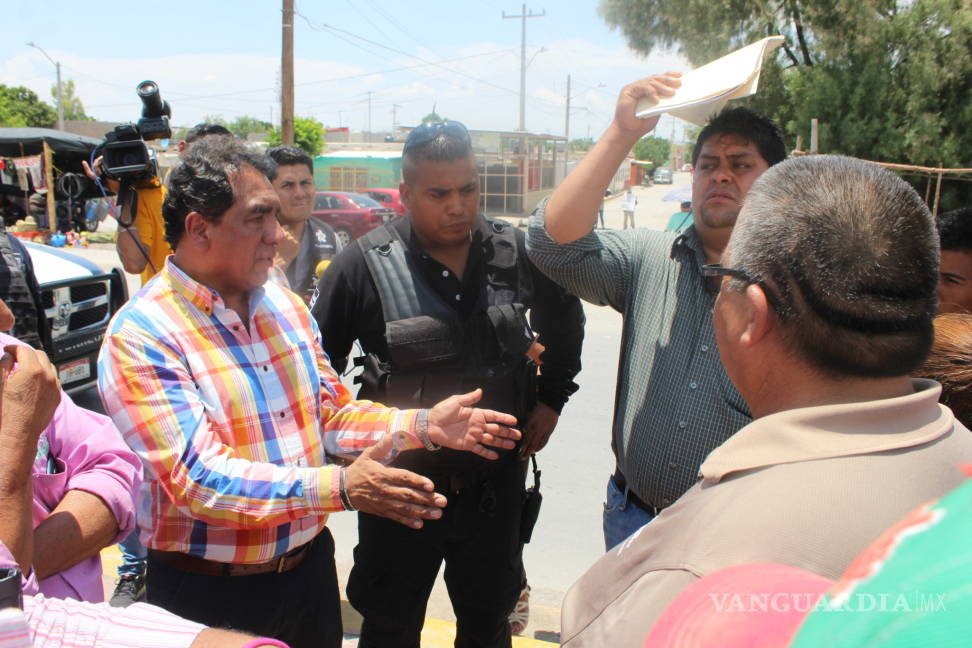 $!Habitantes de ejido de Viesca bloquean carretera por falta de agua