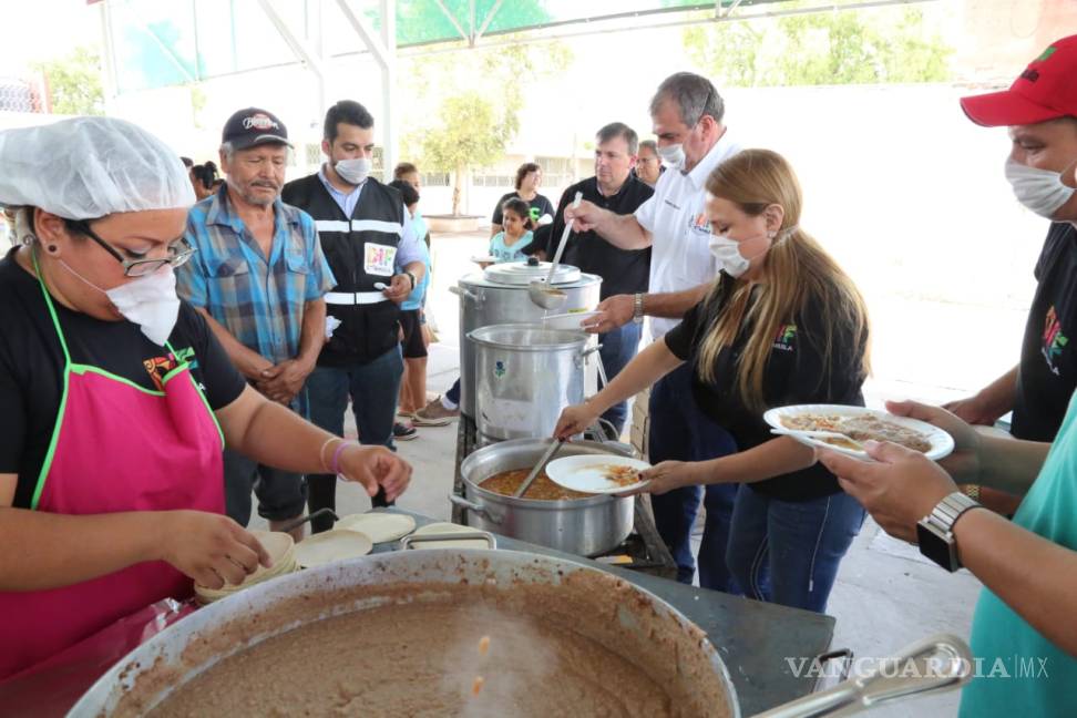 $!DIF Coahuila reparte alimentos a familias de Torreón afectadas por lluvias