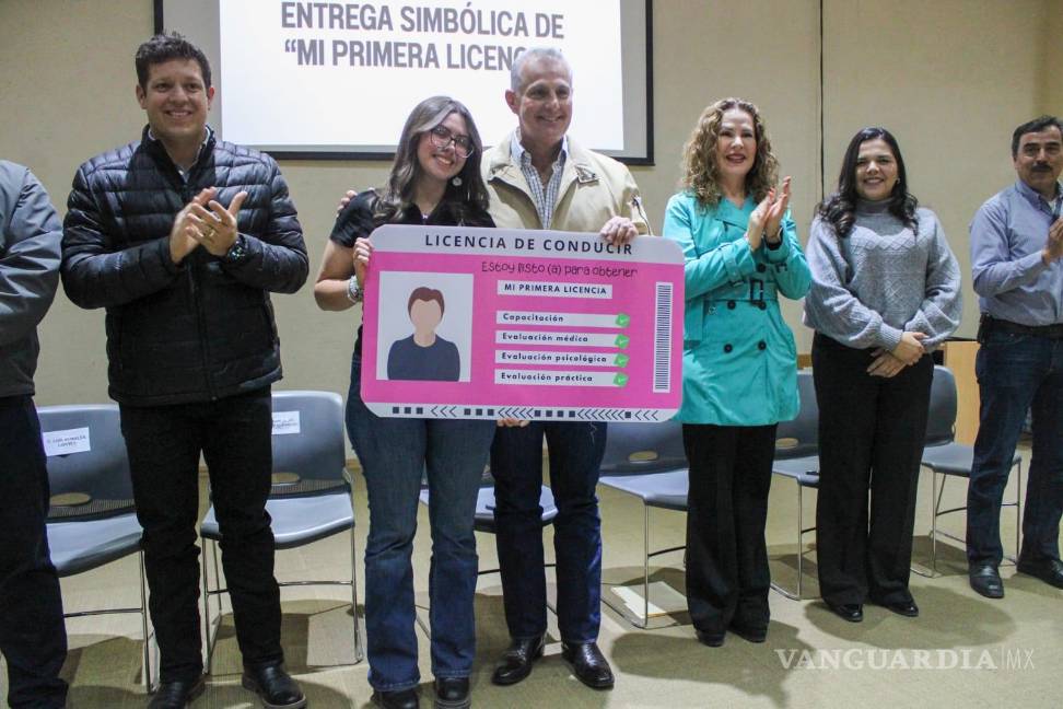 $!La ceremonia de la entrega simbólica de licencias de conducir, se llevó a cabo en la Infoteca “León Felipe”, de la UAdeC.