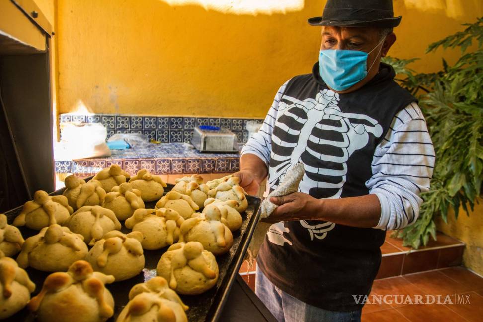 $!MÉXICO, D.F., 27OCTUBRE2014.- Con pan de muerto y Catrinas, la Delegación Coyoacán, a través de su titular Mauricio Toledo, anunció las actividades que se realizarán en dicha demarcación con motivo del Día de Muertos. FOTO: ISAAC ESQUIVEL /CUARTOSCURO.COM