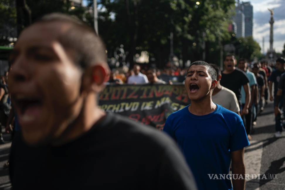 $!Jesús Castro Rafaela, un estudiante de primer año de la escuela Normal Rural Raúl Isidro Burgos protesta por 43 jóvenes desaparecidos hace 10 años, en CDMX.