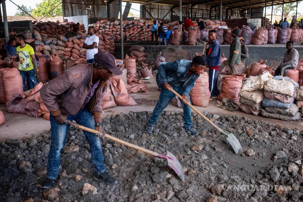 $!Los trabajadores trituran cobalto en la mina de Kasulu en Kolwezi, República Democrática del Congo. Los minerales críticos han estado en la mente Trump.