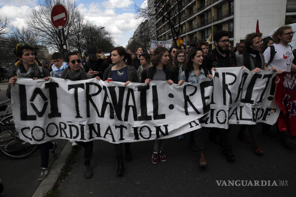 $!Miles de estudiantes protestan contra reforma laboral en Francia