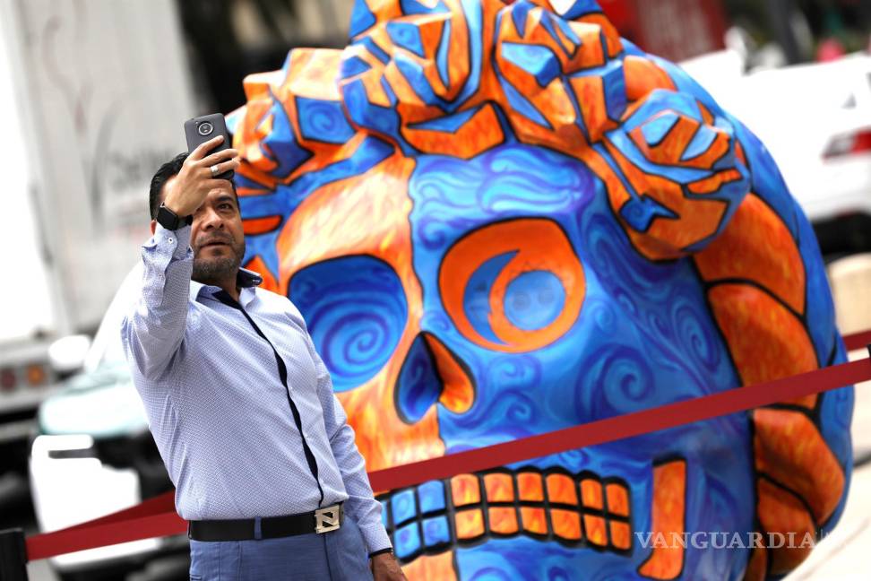 $!Un hombre se toma una fotografía en la exposición de “Fridacraneos” hoy, en el Monumento a la Revolución, en Ciudad de México. EFE/Sáshenka Gutiérrez