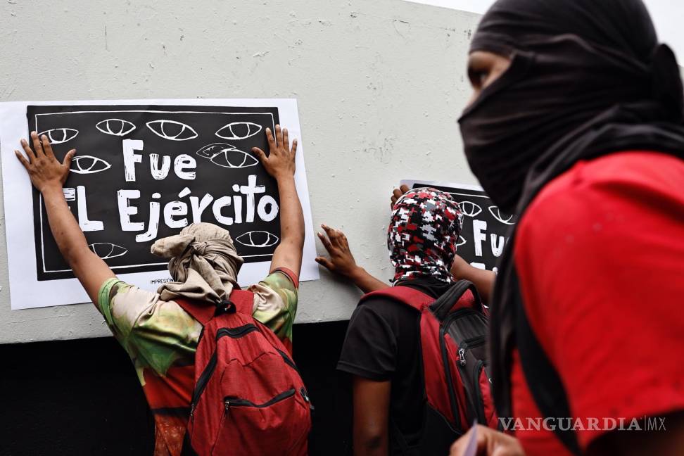 $!Estudiantes y padres de los 43 desaparecidos de Ayotzinapa protestan este miércoles, y colocan una pancarte que dice: “Fue el Ejército” en Ciudad de México.