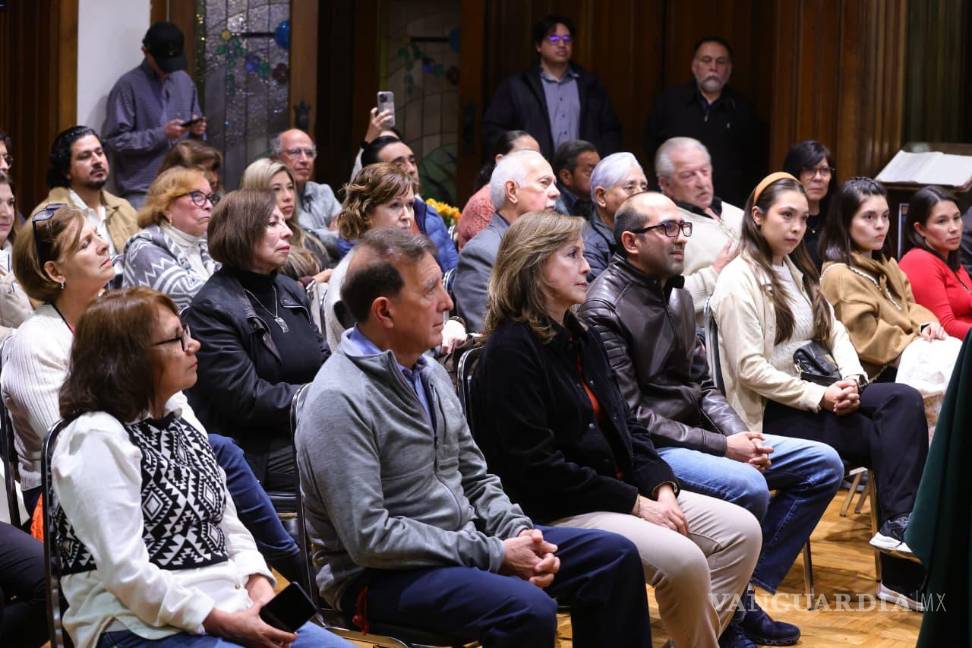 $!Durante el evento, Alan Argüello y Eduardo Ribé dialogaron con el público sobre la experiencia de escribir y el sentido de pertenencia en la literatura joven.