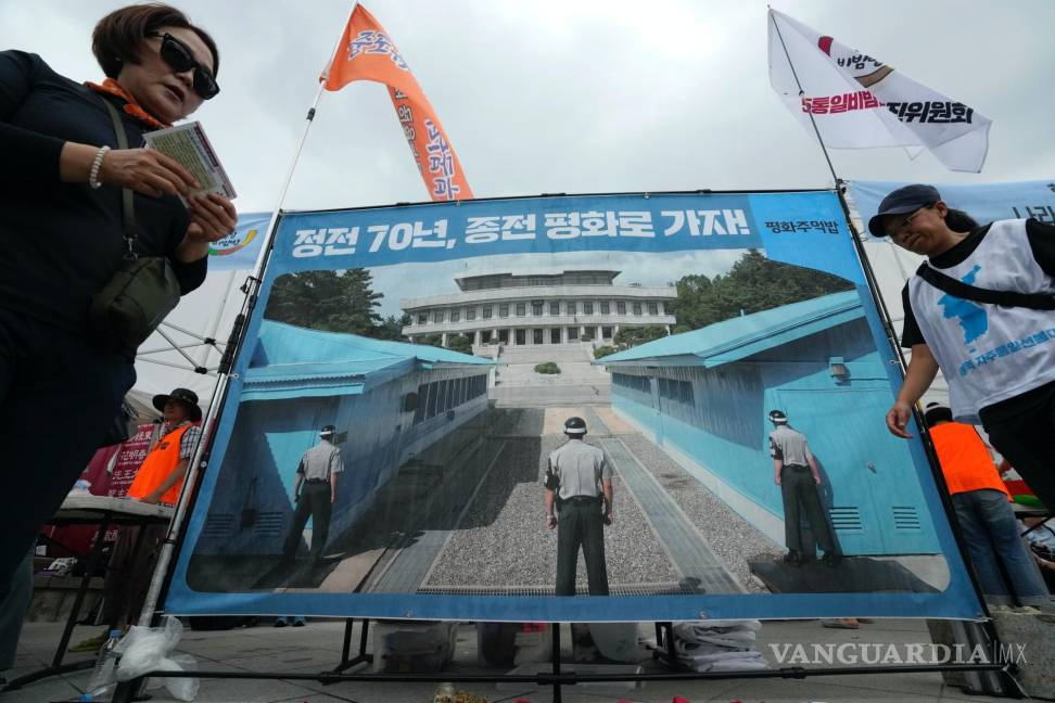 $!Una pancarta muestra una imagen de la aldea de Panmunjom durante una manifestación por la unificación por la paz de la península de Corea en Seúl.