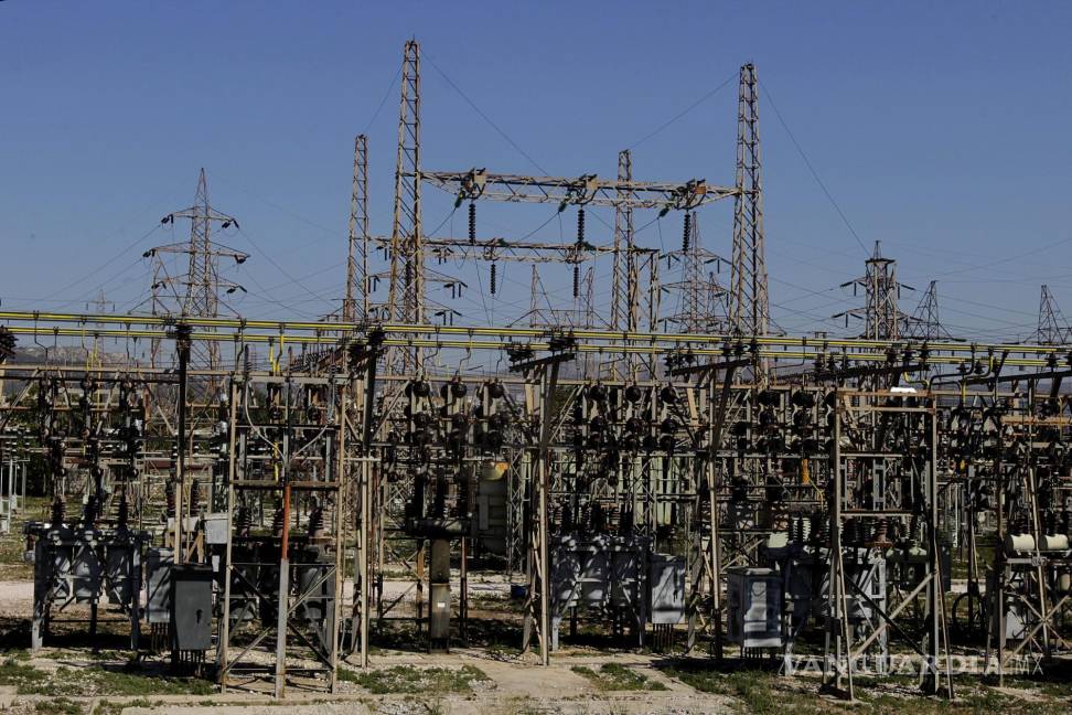 $!Central eléctrica de la Corporación Pública de Energía (DEI) en Atenas (Grecia). La subida o pico de consumo podría suponer un apagón general. EFE/Orestis Panagiotou