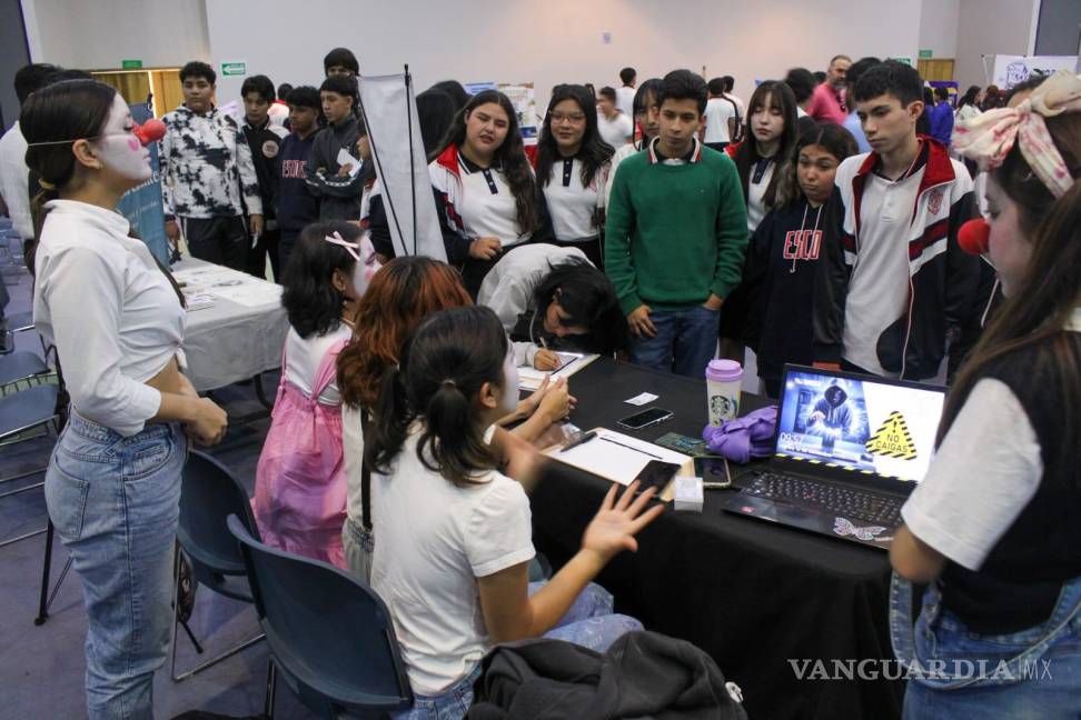 $!Los jóvenes preparatorianos aprovecharon para despejar dudas sobre su futuro profesional.