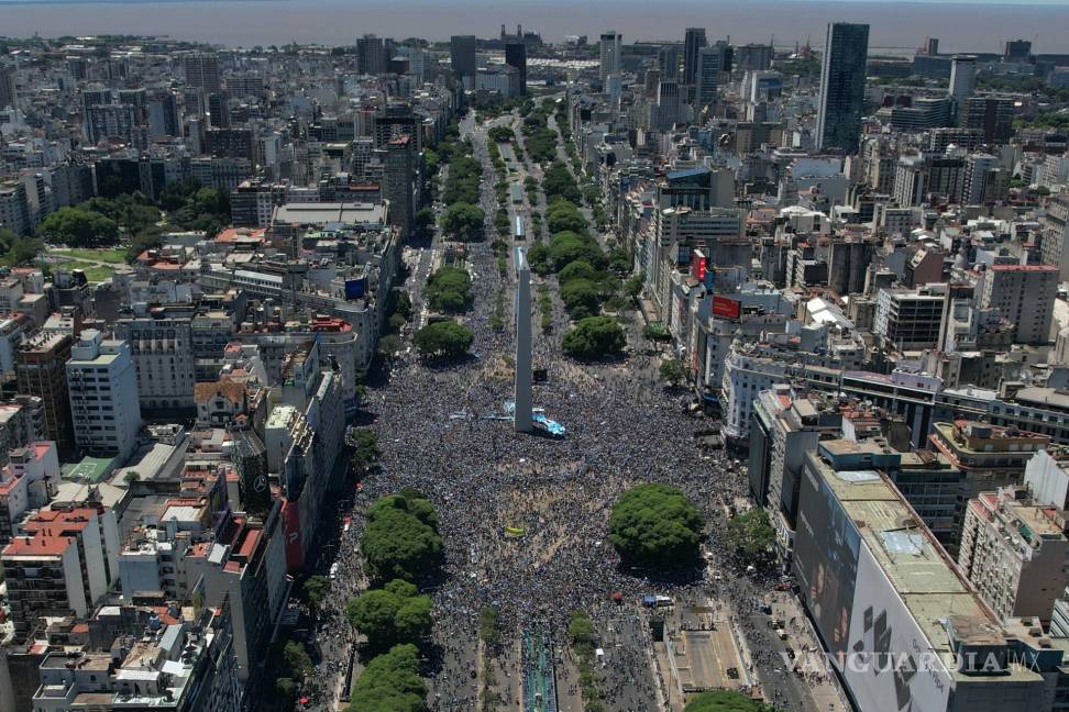 $!Fotografía área con dron de hinchas de Argentina celebrando la victoria de la selección argentina en el Mundial de Qatar 202, en el Obelisco en Buenos Aires.