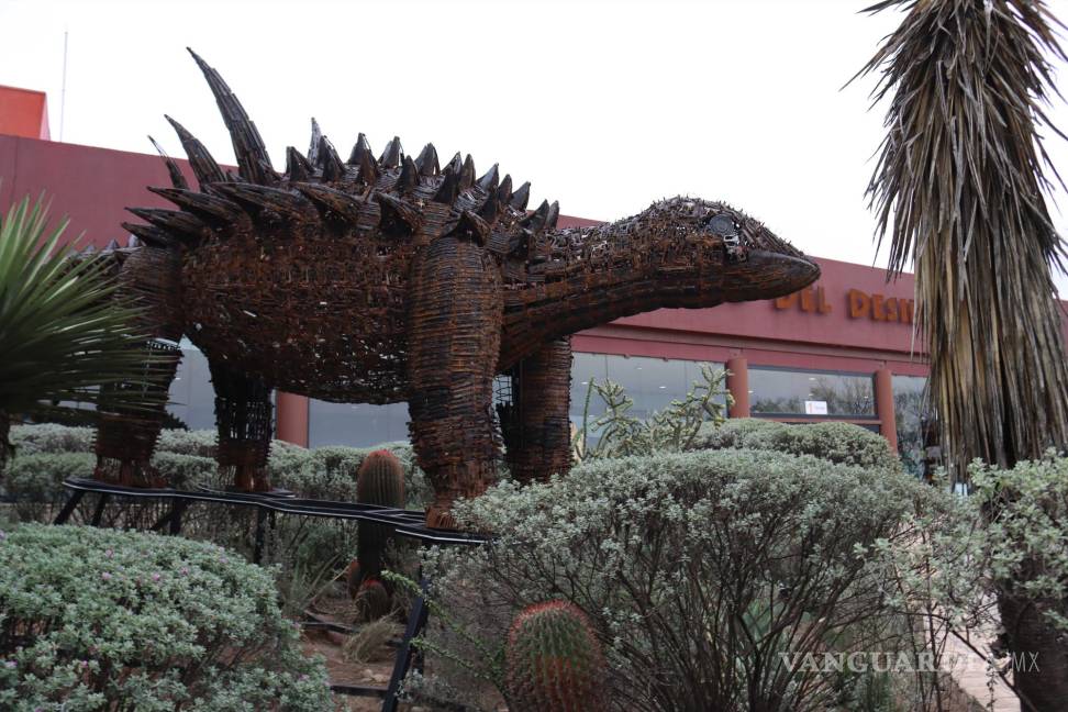 Armas decomisadas se convierten en dinosaurio que da bienvenida en el Museo del Desierto en Saltillo