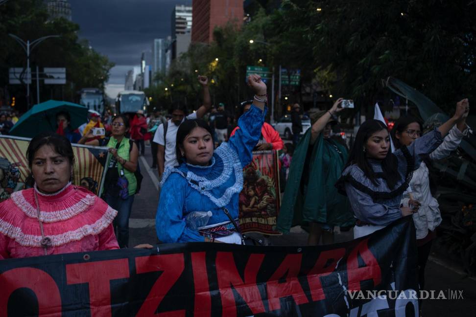 $!Mujeres indígenas en una protesta para pedir justicia sobre la desaparición hace 10 años de 43 estudiantes de la escuela Normal Rural Raúl Isidro Burgos en CDMX.