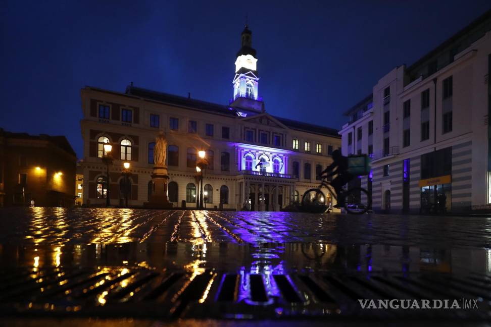 $!La torre del Ayuntamiento de Riga (c) está iluminada con los colores de la bandera nacional israelí, en Riga, Letonia.