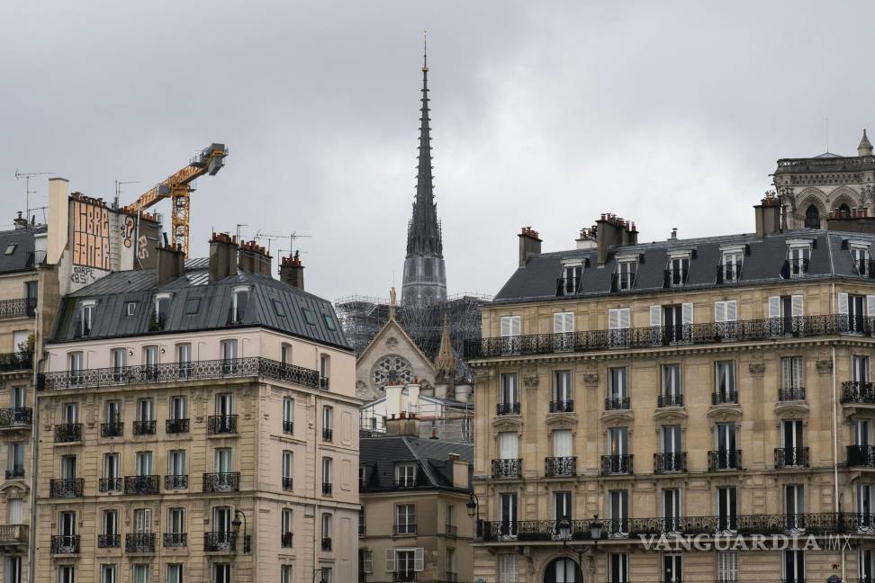 $!Vista de la arquitectura parisina, con la icónica catedral de Notre Dame de Francia al fondo, en París.