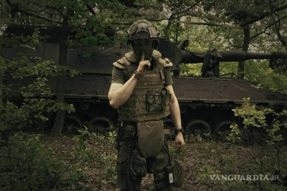 $!Un soldado ucraniano posa para la cámara con los dedos en los labios, en un lugar no revelado en Ucrania.