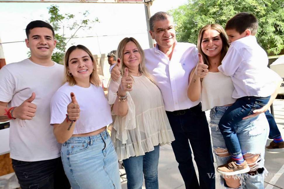 $!El candidato del PRI al Senado, Miguel Ángel Riquelme, posó junto a su familia, incluyendo a su esposa, hijas y nieto tras emitir su voto en el fraccionamiento Ana.