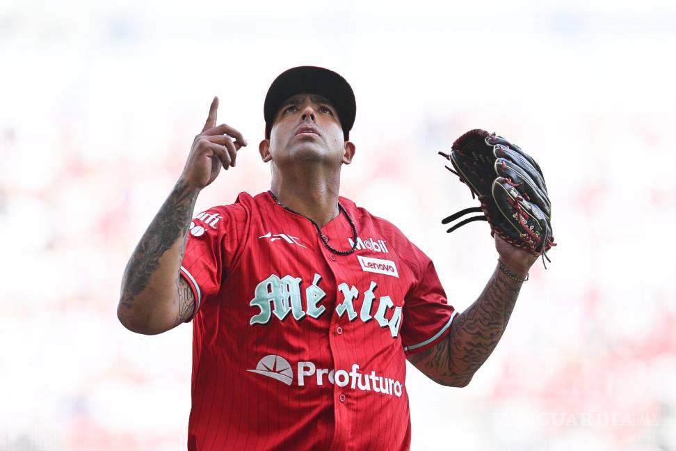 $!Uno de los lanzadores estelares de los Diablos Rojos muestra su dominio en el montículo durante el enfrentamiento contra los Yankees en la Ciudad de México.