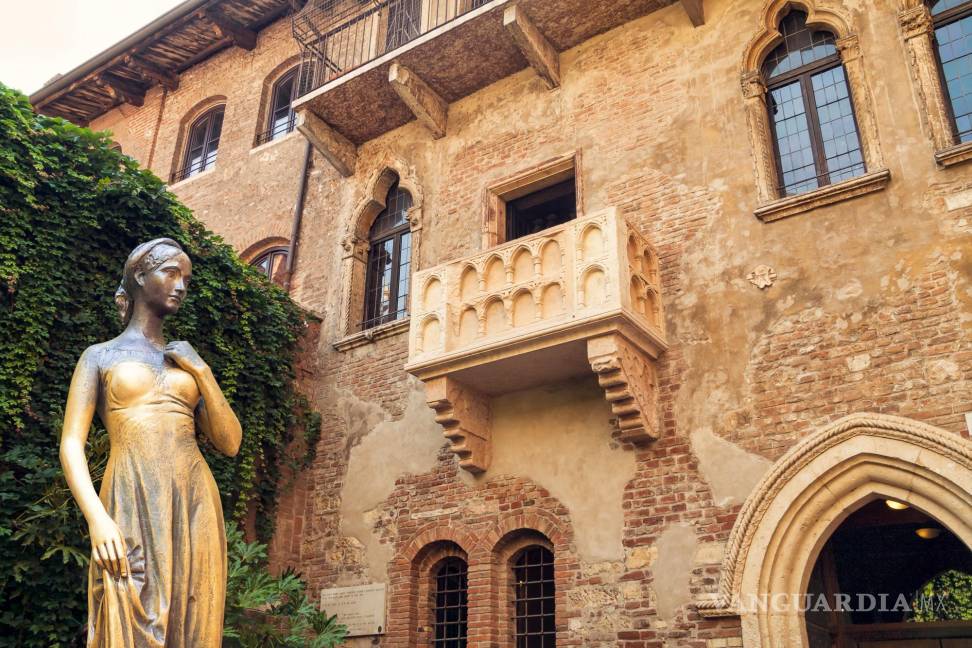 $!Balcón de Julieta, y estatua en bronce de esta joven, en Verona, Italia.