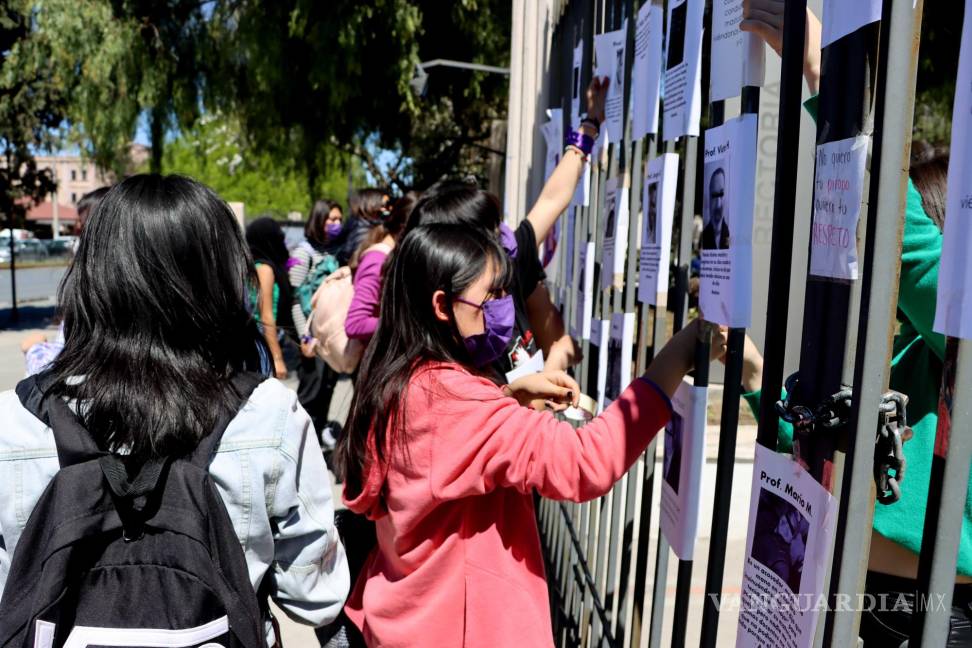 $!Universitarias de Coahuila colocando un tendedero de acosadores.