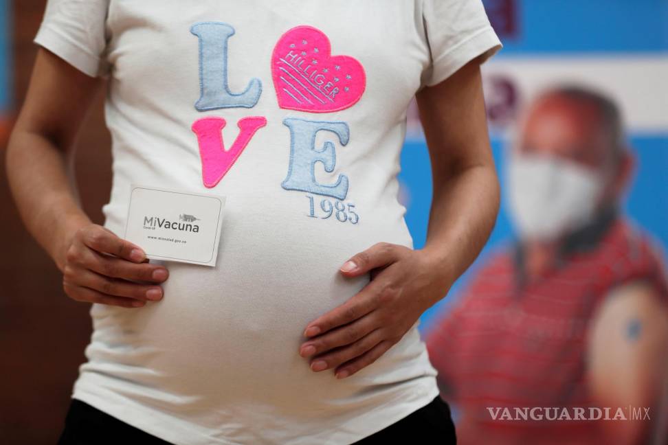 $!Una mujer embarazada muestra su carnet de vacunación luego de recibir la vacuna de Pfizer contra la covid-19 autorizada para madres gestantes, hoy, en el coliseo Cayetano Cañizares en Bogotá (Colombia).
