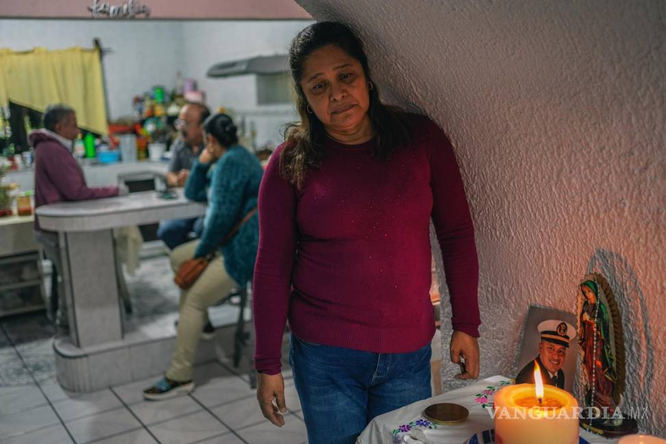 $!María Meza, madre de Arturo Zacarías Meza, un tripulante del buque mercante Galaxy Leader, muestra una foto de su hijo en su casa en Misantla.