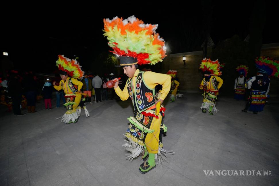 $!Los matlachines llenaron de color y ritmo el santuario.